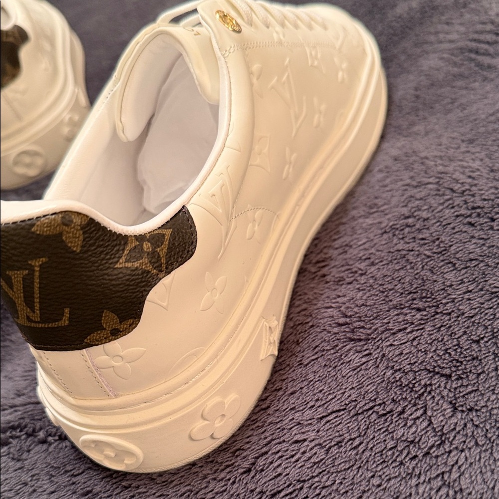 Louis Vuitton Cream Sneakers with Brown Details - Picture 4 of 13